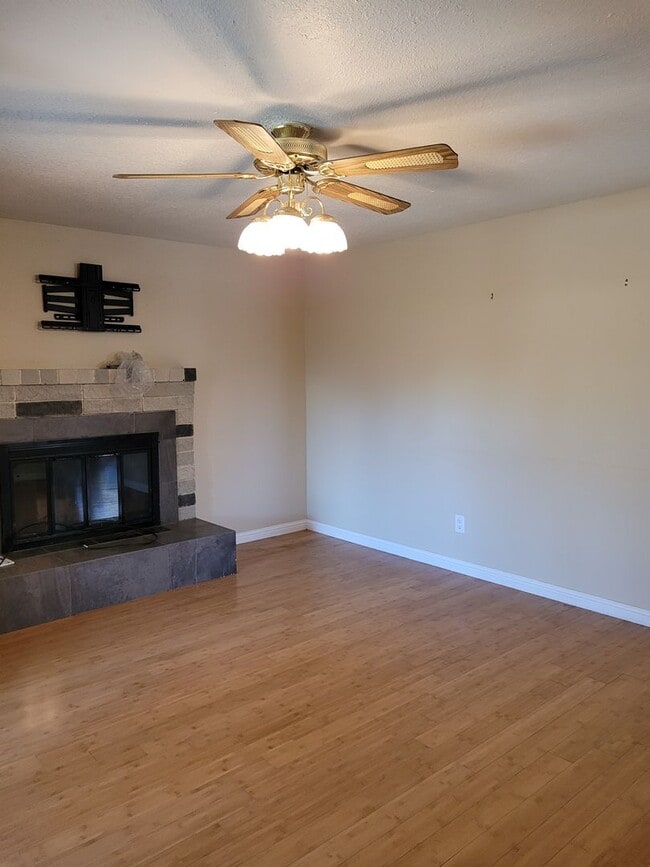 Building Photo - Pet Friendly Carson Home