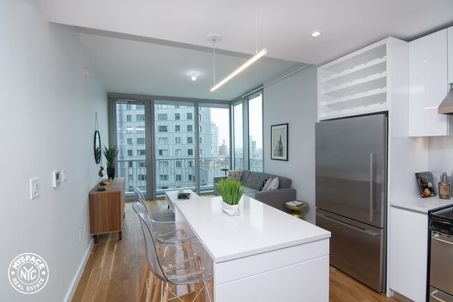 Building Photo - 436 Albee Square W