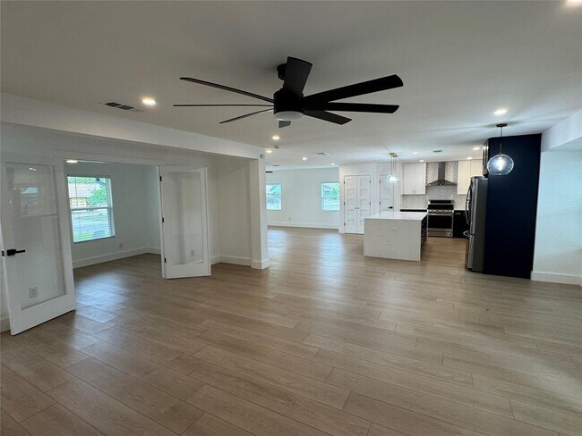 Building Photo - 5805 N Hampton Dr