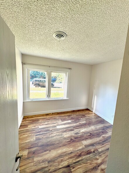 Building Photo - 411 E Plum St
