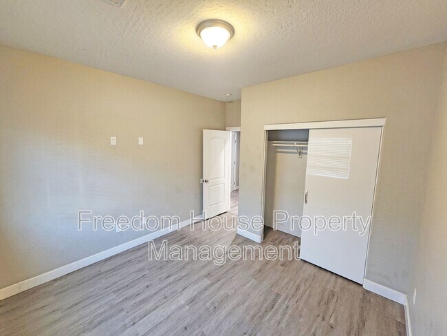 Building Photo - 1121 Sixshooter Ave