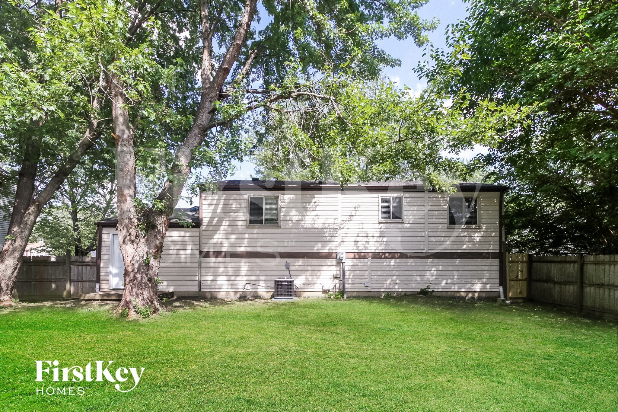 Building Photo - 910 Woodlark Dr