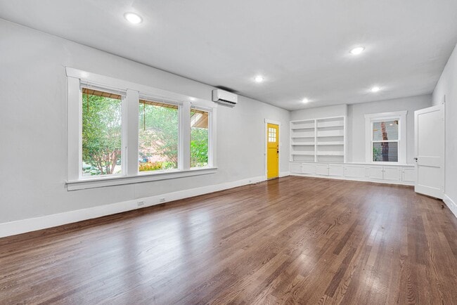 Building Photo - Charming Craftsman Style Home in Tobin Hill!