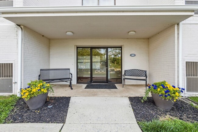 Building Photo - 1 Bedroom Condo Walking distance to UofD-T...