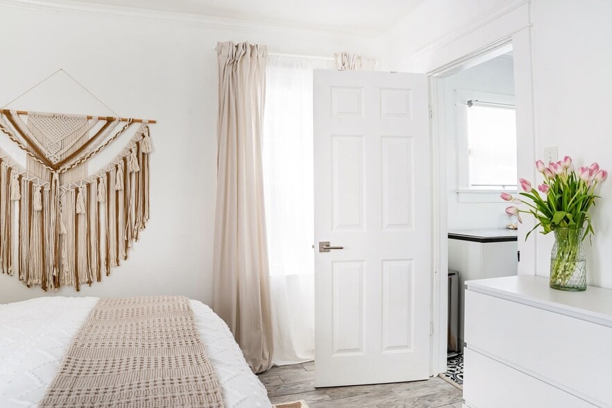 Building Photo - 2634 E 11th St