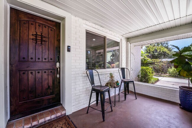 Building Photo - Hourglass District ~ Gorgeous 3/2.5 home w...
