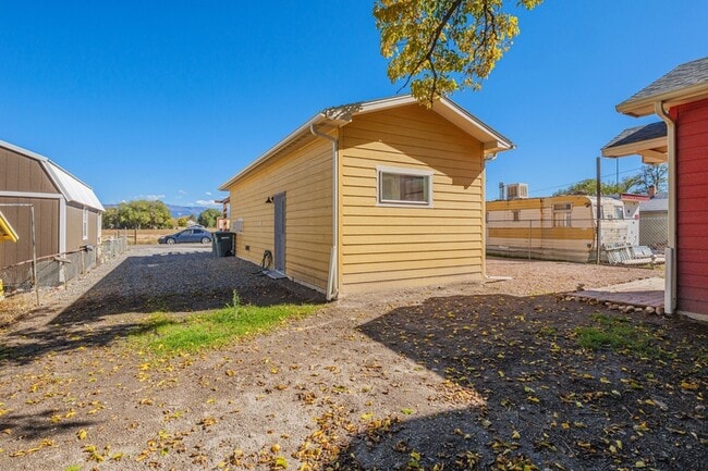 Building Photo - 303 Mountain View St