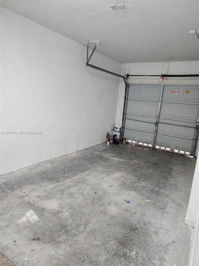 Building Photo - 1231 NE 32nd Ave