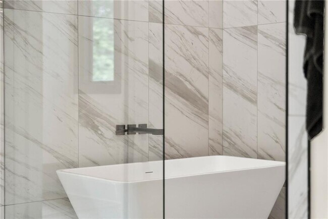 Building Photo - 151 S Pointe Dr