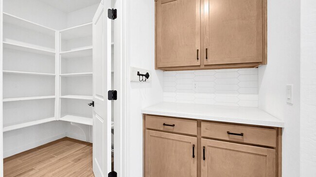 Building Photo - Newly built home with loads of space and S...