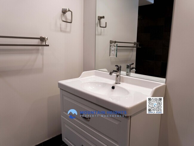 Building Photo - 8589 Kings Hill Dr