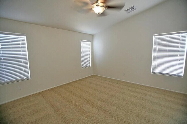 Building Photo - SPACIOUS 4-BEDROOM HOME IN PEORIA CUL-DE-SAC