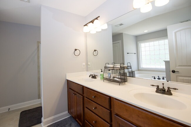 Building Photo - "Spacious 4-Bedroom, 2.5 Bath Gem with Law...