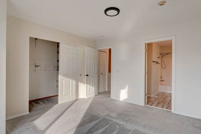 Building Photo - 2 Bedroom, 2.5 Bath Condo in Madrona Heights
