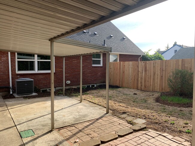 Building Photo - O1100-1106