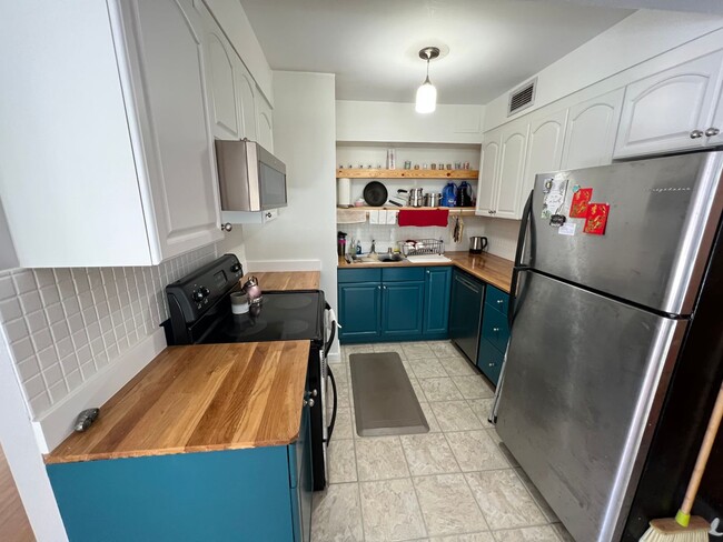 Building Photo - 419A Atkinson Dr