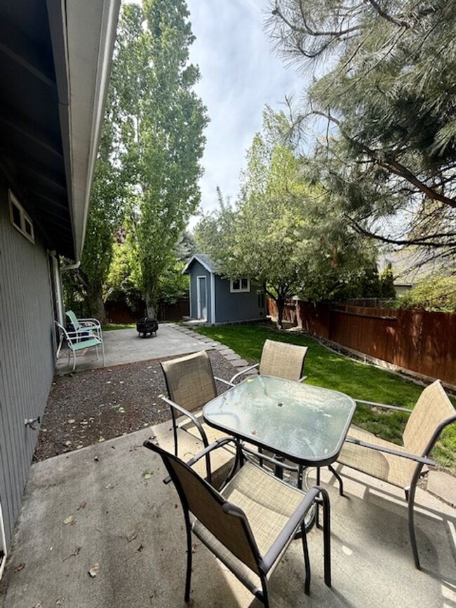 Building Photo - Lovely 3 Bedroom Single Level home with St...