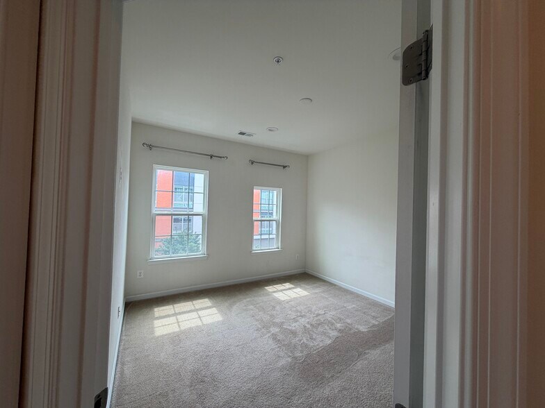 Building Photo - 3190 Yeager Dr