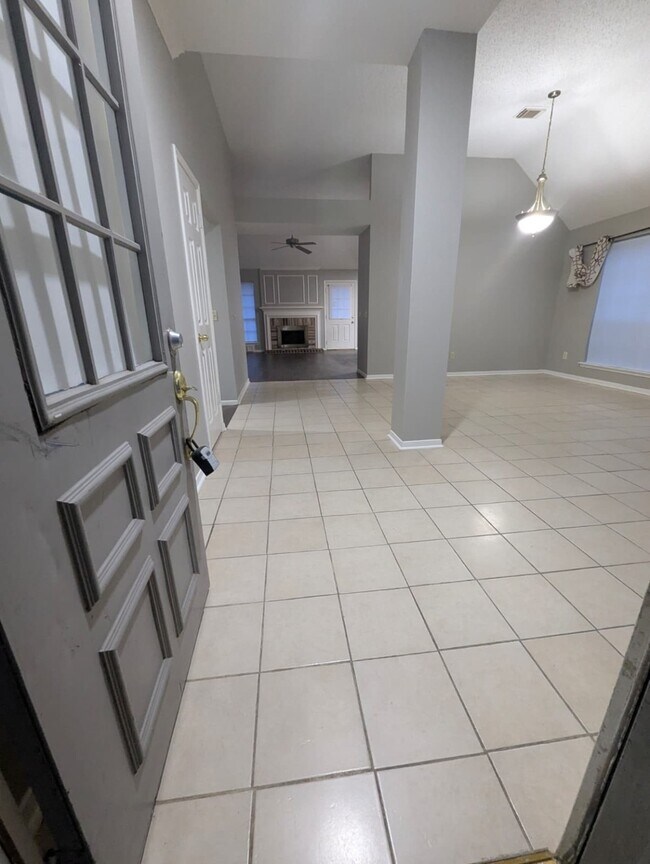 Building Photo - 827 Coral Tree Pl