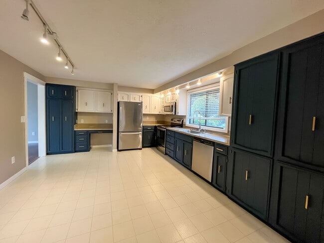 Building Photo - Beautiful South Salem Home-