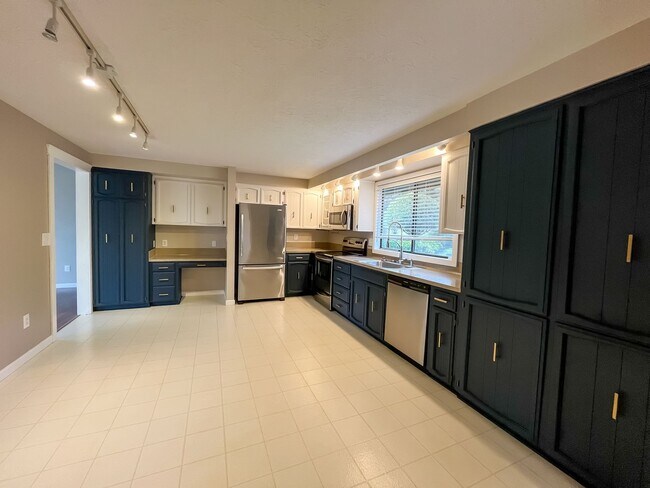 Building Photo - Winter Move in Special* $700 Off First Ful...