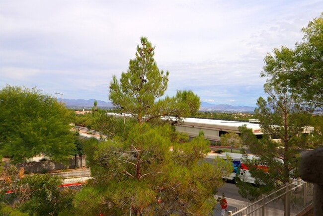 Building Photo - Beautiful 3 bedroom Condo