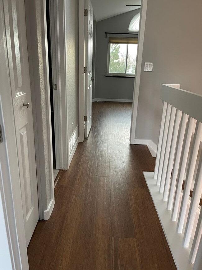 Building Photo - Updated Townhome Louisville- Perfect commuting location