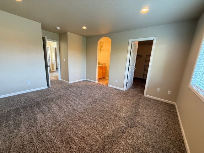 Building Photo - NW Bend 3 Bed/2.5 Bath Villa - Schaeffer D...