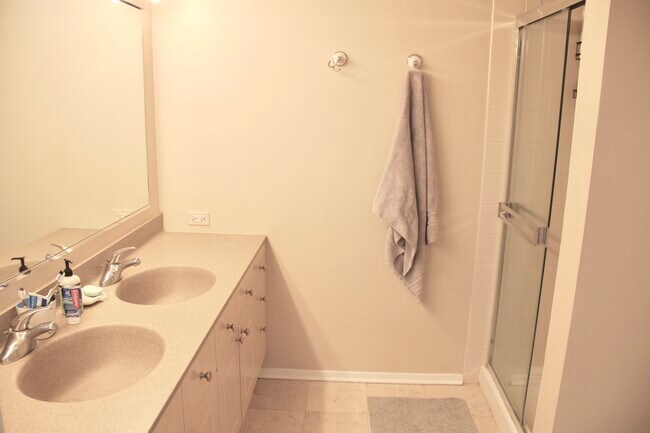 Building Photo - 1720 Maple Ave