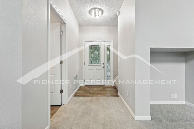 Building Photo - Spacious Home with Washer/Dryer and Centra...