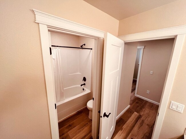 Building Photo - Stunning 5 bedroom W/Bed & Full Bath on Main Floor