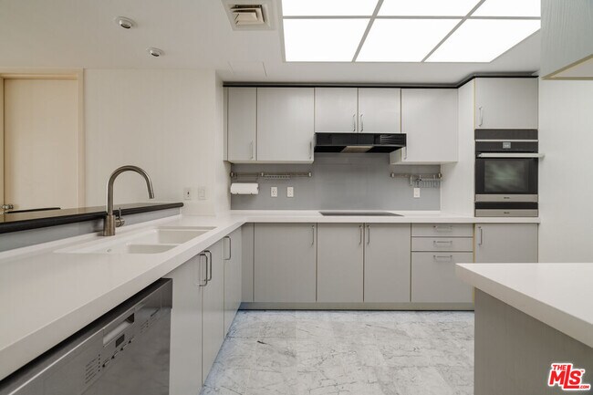 Building Photo - 10520 Wilshire Blvd