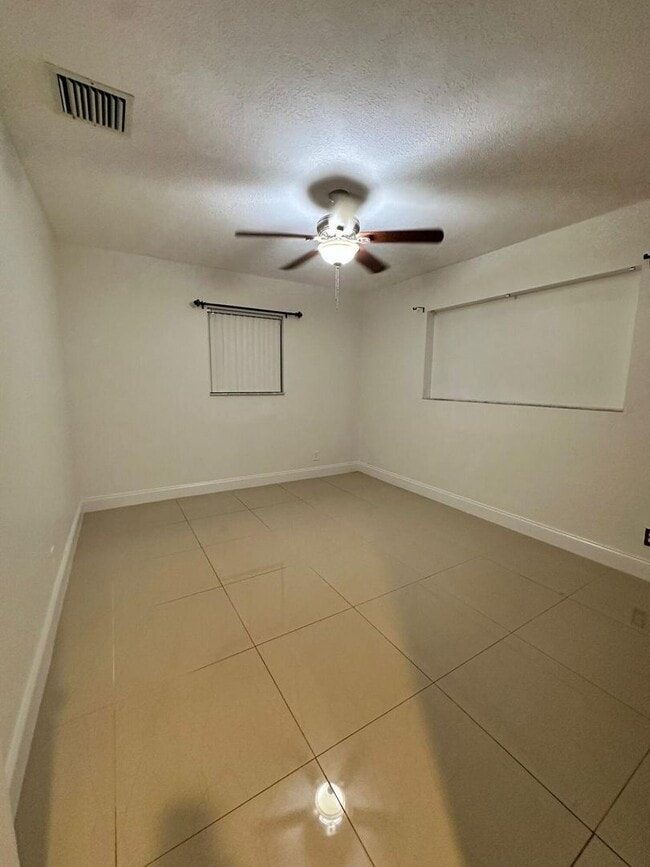 Building Photo - 104 NE 16th Ave