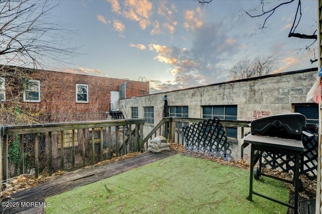 Building Photo - 81 Holmes St