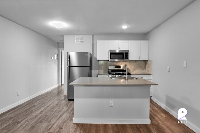 Building Photo - 902 Romeria Dr