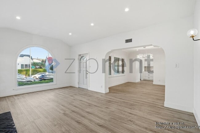 Building Photo - 1421 Stearns Dr