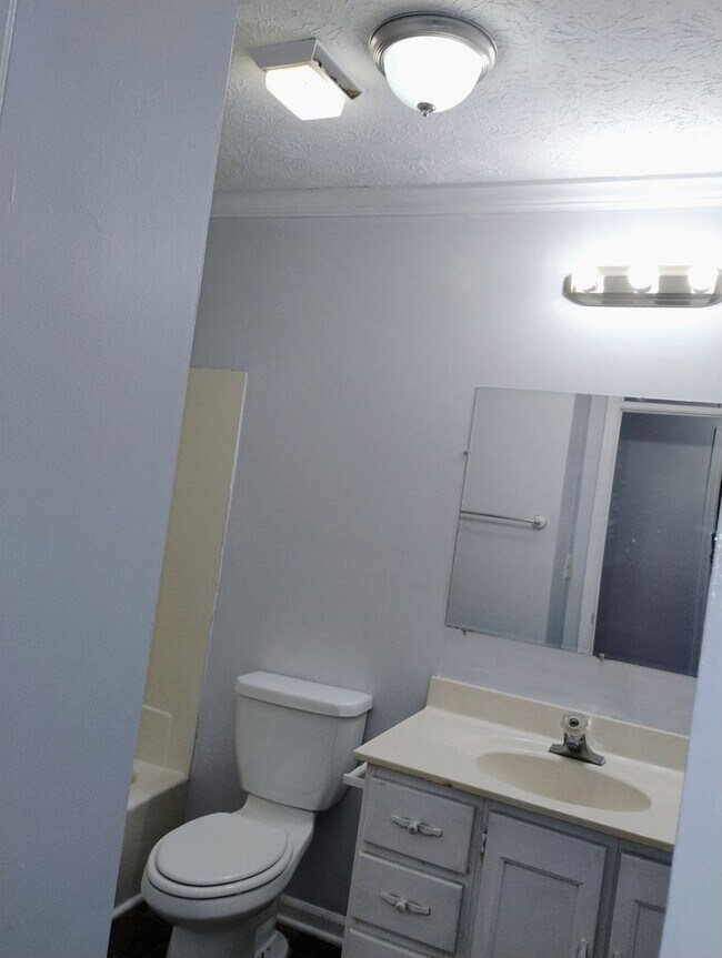 Building Photo - Large 4 Bedroom Home w/Basement! Convenien...
