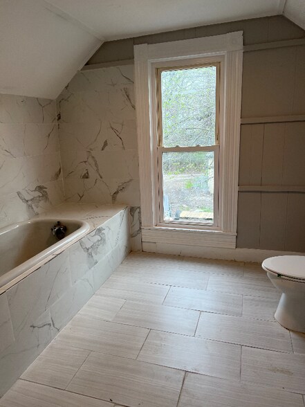 Building Photo - 1018 W Sears St