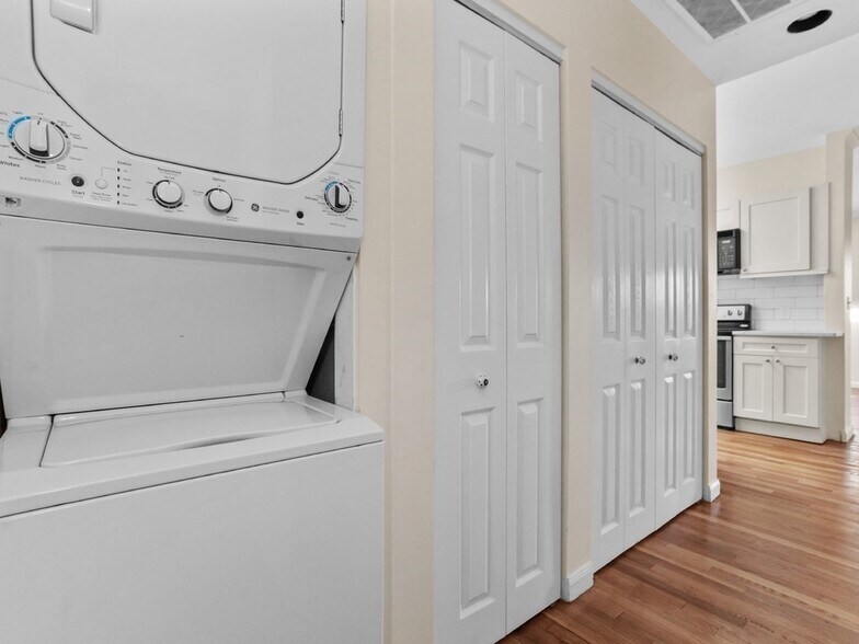 Building Photo - 18 Monument Sq