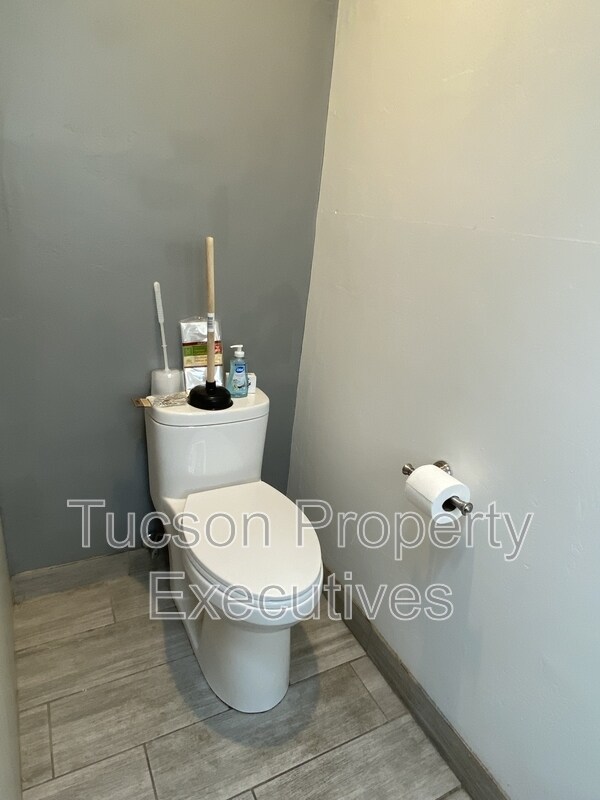 Building Photo - 1421 E Drachman St