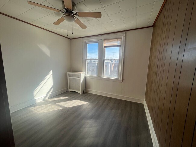 Building Photo - PHA only 3 bedroom, 1 bathroom house