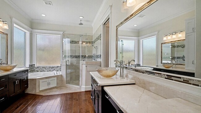 Building Photo - 726 W 30th St