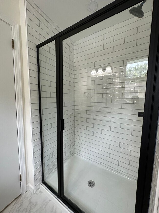 Building Photo - Beautiful Pet Friendly 3 bedroom home for ...