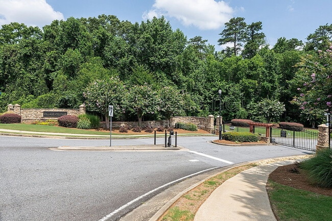 Building Photo - 1540 Hampton Hollow Dr