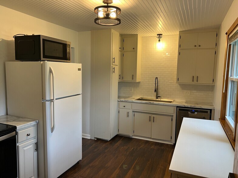 Bright kitchen with dishwasher - 221 17th Ave N