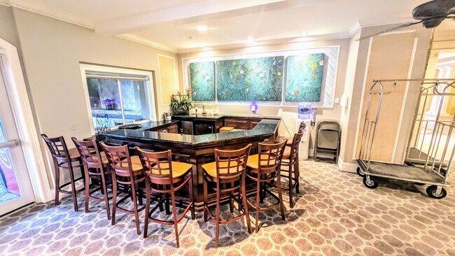 Building Photo - Annual Unfurnished 2/2 Condo in Downtown S...