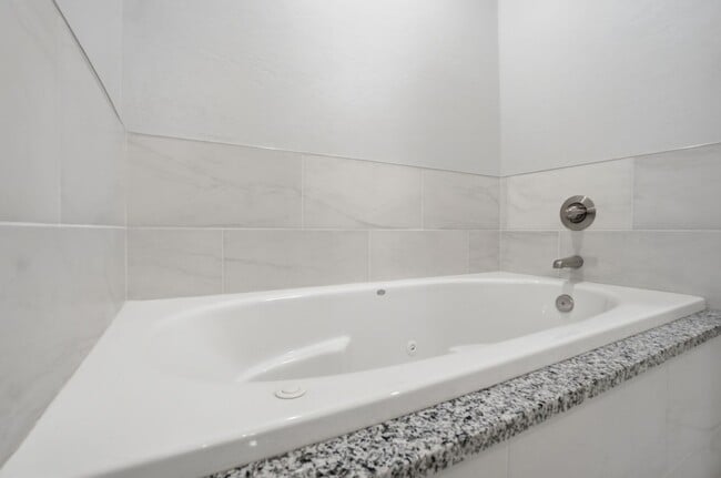 Building Photo - 4254 Mesa Dr