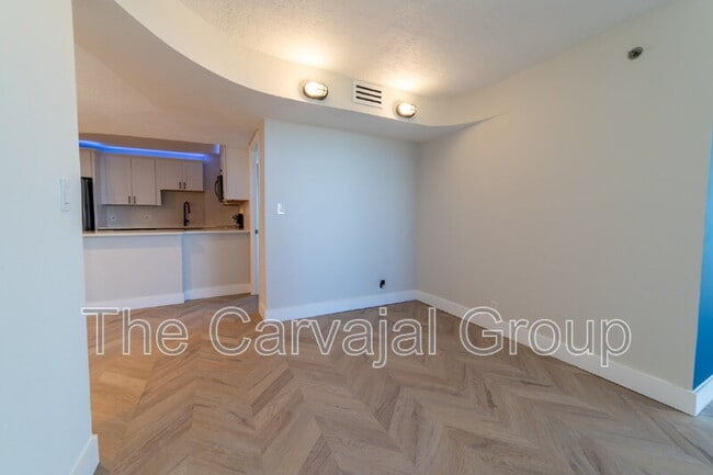 Building Photo - 400 E Colonial Dr