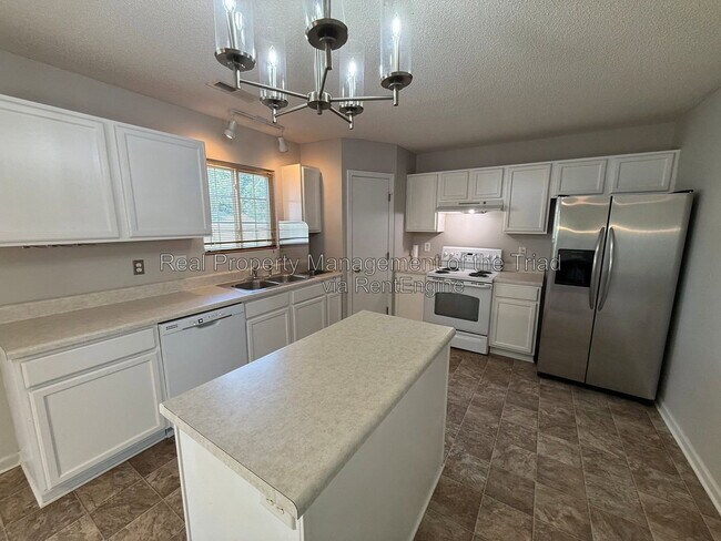 Building Photo - 809 Topsail Dr