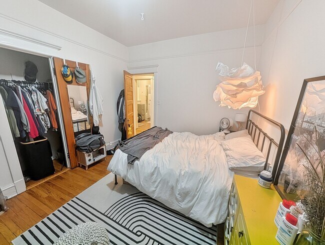 Building Photo - Very Spacious 2 BR/1 BA in Wrigleyville